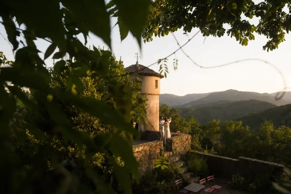 Vue sur les collines de la Drôme provençale depuis un domaine de mariage