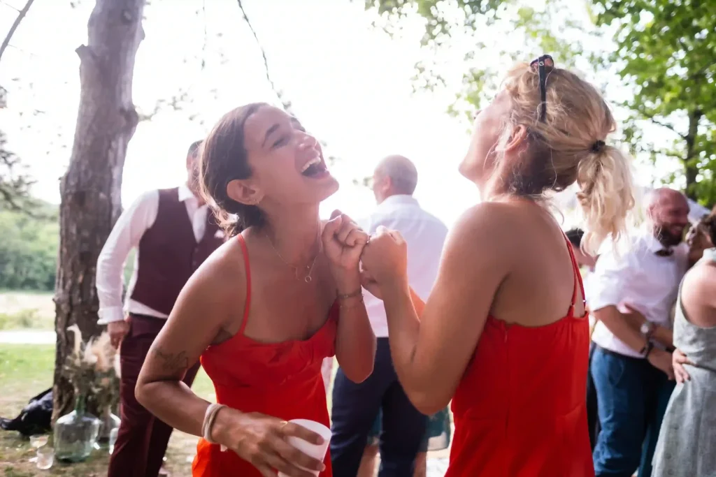 Deux invitées en plein fou rire pendant un mariage – photographe mariage Montélimar