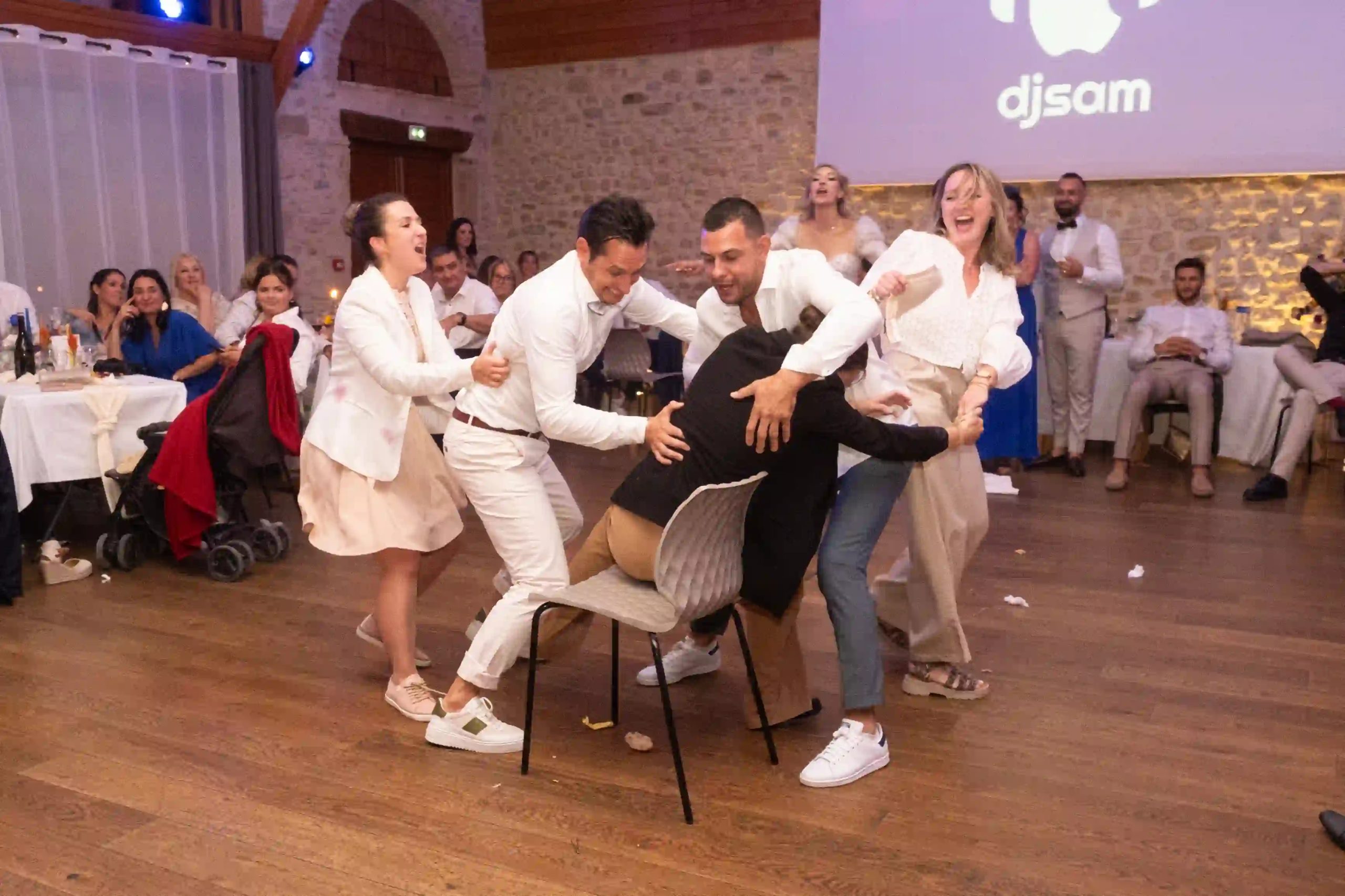 invités en pleine partie de chaises musicales pendant une soirée de mariage