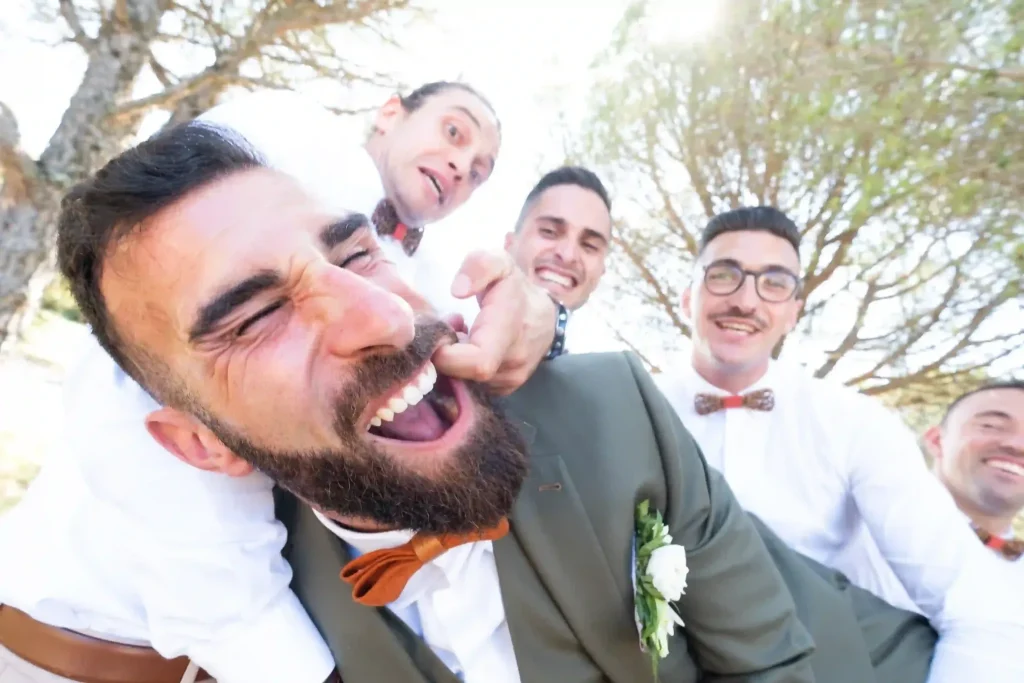 Le marié et ses témoins font un selfie plein d’humour pendant un mariage dans la Drôme