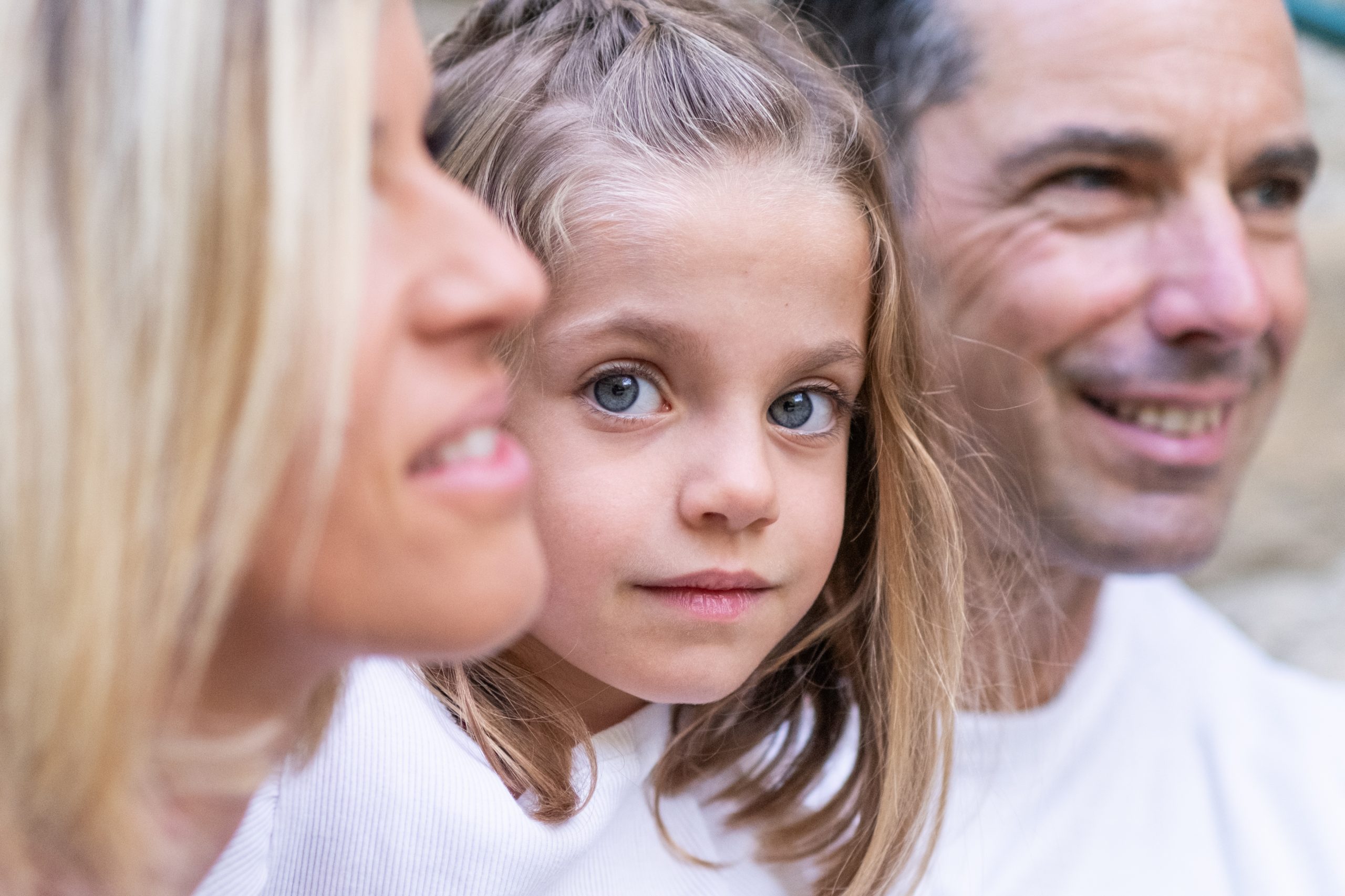 portrait posé d'une petite fille entre ses parents, séance photo en famille en Drôme