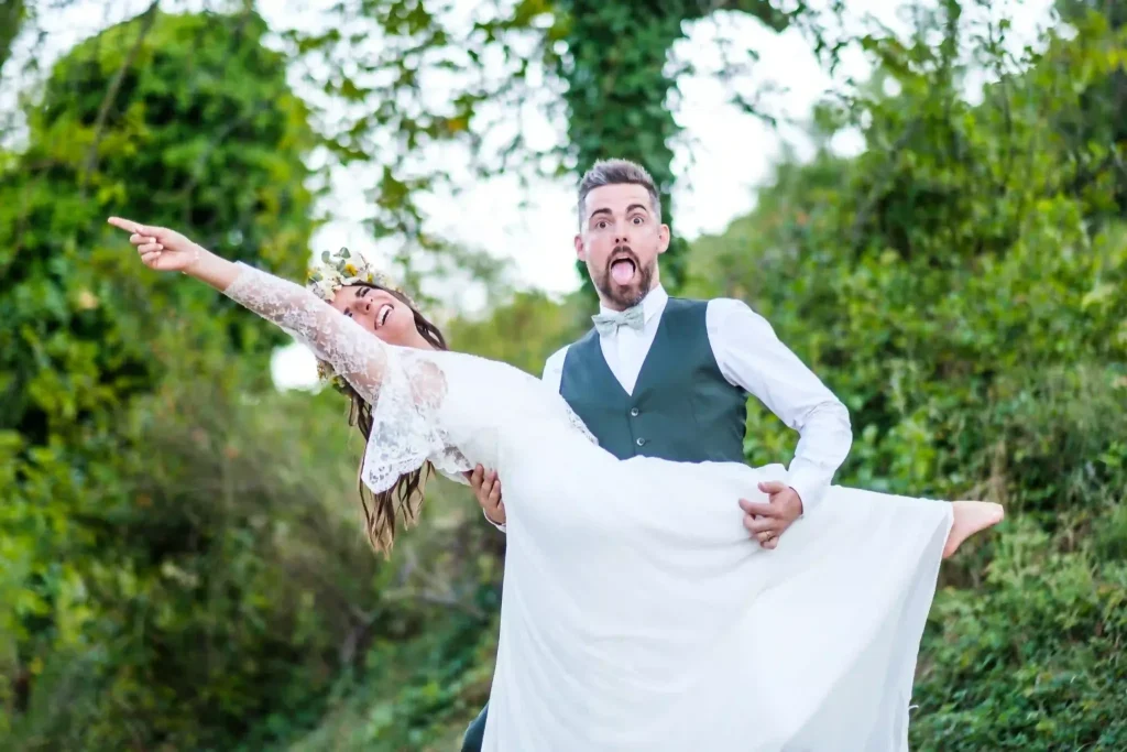 Le marié porte la mariée en riant pendant la séance couple – photographe mariage Montélimar