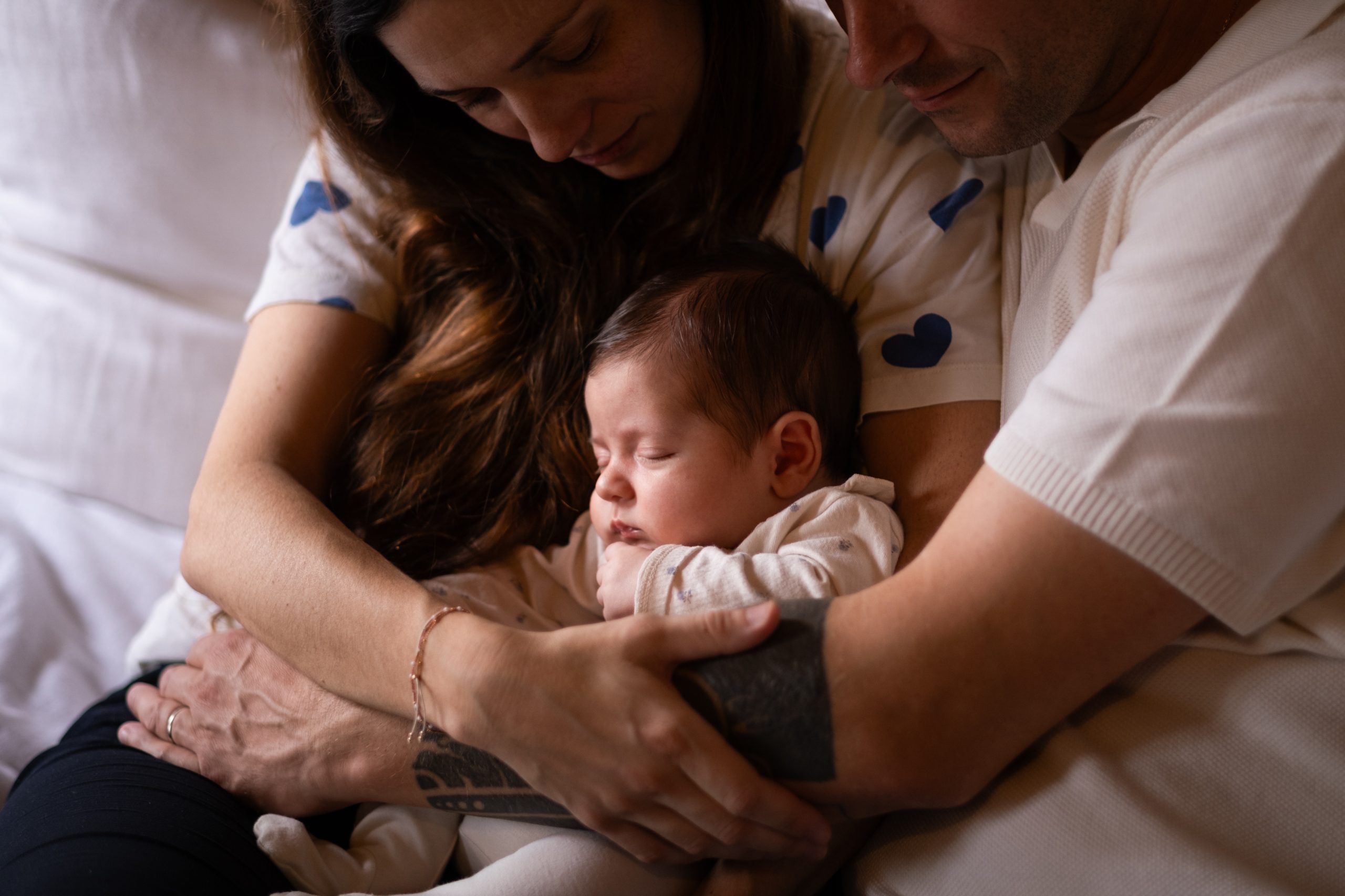 parents berçant leur nouveau-né, un moment simple et tendre à garder longtemps